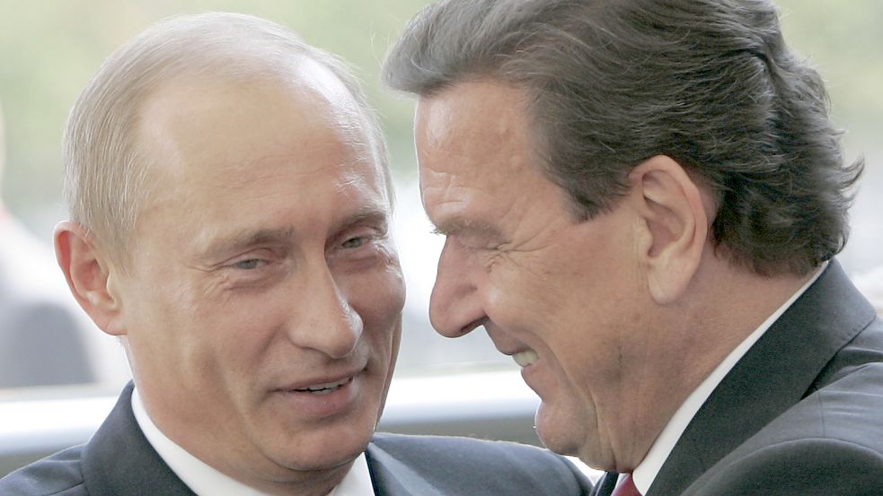 Fotos einer Freundschaft: Gerhard Schröder und Wladimir Putin Foto: picture alliance / Peer Grimm/dpa