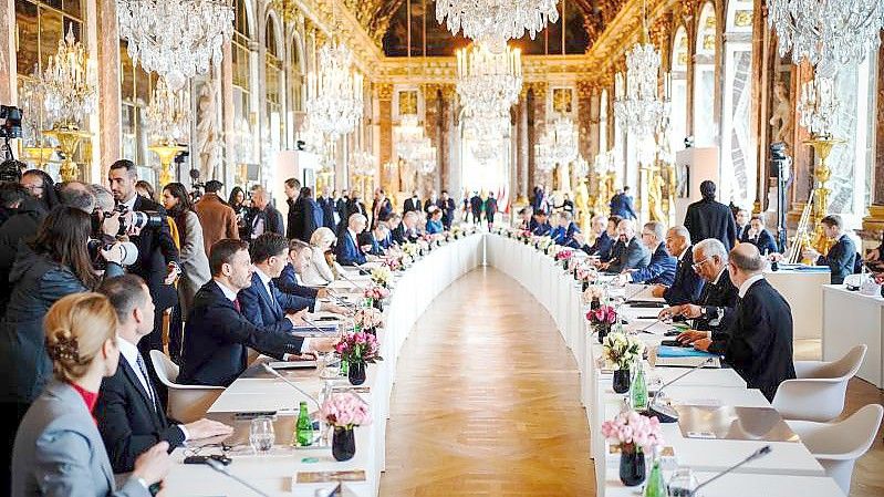 Die Staats- und Regierungschefs der Europäischen Union EU beraten bei einem informellen zweitägigen Tagung im Schloss von Versailles über den russischen Angriffskrieg. Foto: Kay Nietfeld/dpa