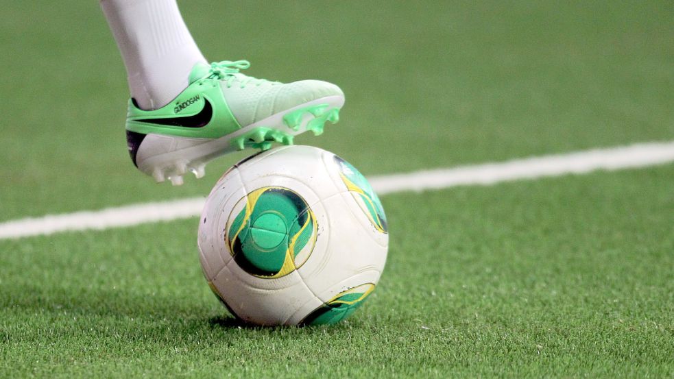 Der Kunstrasenplatz in Ihlow wird seit der Eröffnung 2020 von vielen Vereinen aus Ihlow und der Umgebung genutzt. In den Herbst- und Wintermonaten gab es nun Probleme mit der Standfestigkeit der Fußballspieler. Das führte sogar zu Spielabsagen. Foto: DPA