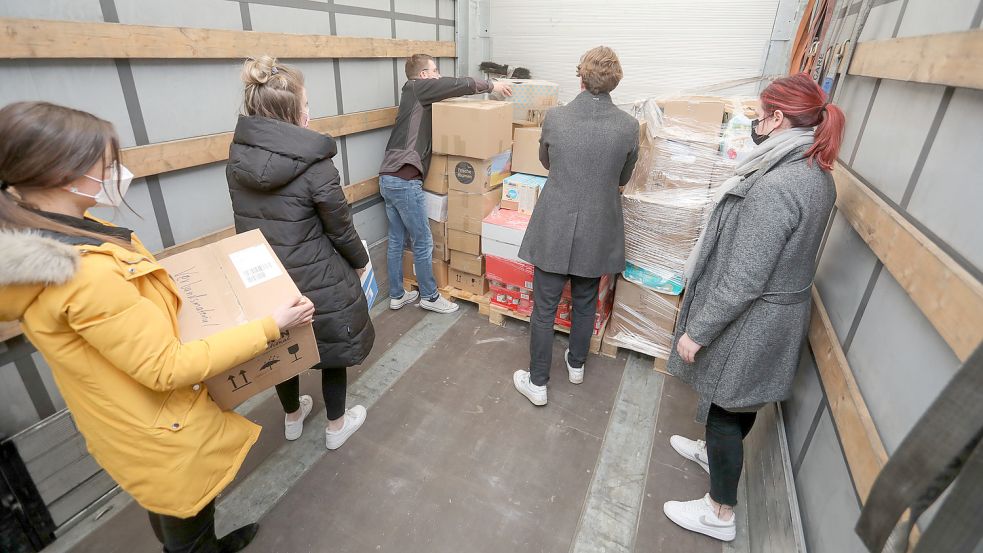 Die Pakete wurden von Landguth-Mitarbeiter im Lkw verstaut. Foto: Romuald Banik