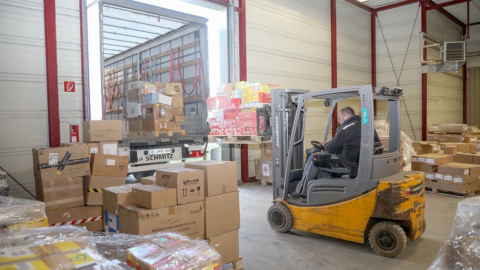 Per Gabelstapler wurden die Hilfsgüter in den Lkw geladen. Foto: Romulad Banik