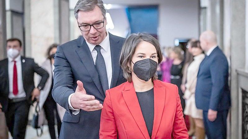 Bundesaußenministerin Annalena Baerbock wird in Belgrad vom serbischen Präsidenten Aleksander Vucic empfangen. Foto: Michael Kappeler/dpa