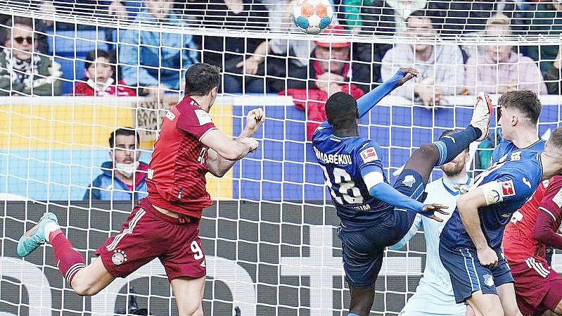 Robert Lewandowski (l) trifft zum 1:1-Ausgleich bei der TSG 1899 Hoffenheim. Foto: Uwe Anspach/dpa