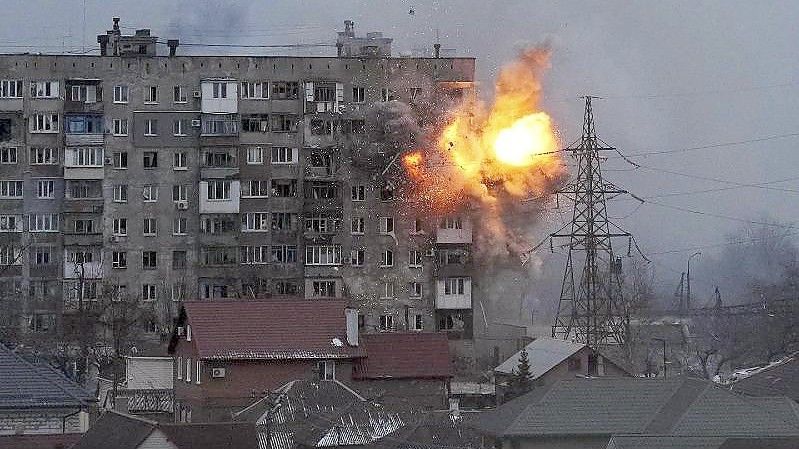 Ein Panzer der russischen Armee hat in Mariupol auf ein Wohnhaus geschossen. Foto: Evgeniy Maloletka/AP/dpa