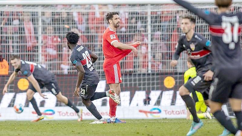 Punktgewinn bei Union Berlin: Stuttgarts Sasa Kalajdzic (l) dreht nach seinem Treffer zum 1:1 jubelnd ab. Foto: Andreas Gora/dpa