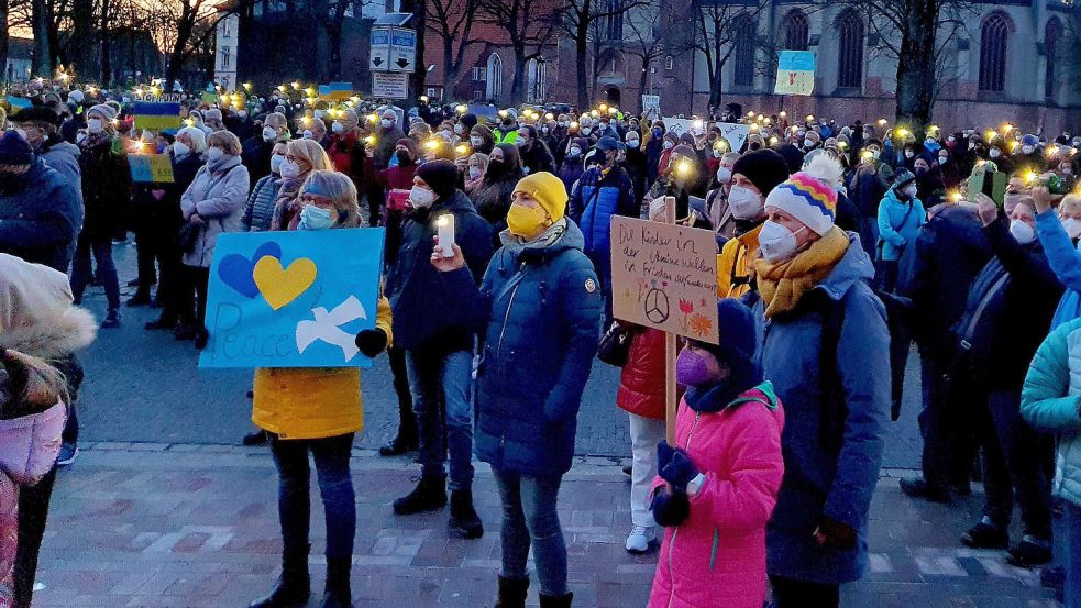 Mit einem Lichtermeer zu den Klängen von „We shall overcome“ endete am Freitagabend die Demonstration auf dem Norder Marktplatz gegen den Ukraine-Krieg. Foto: Rebecca Kresse