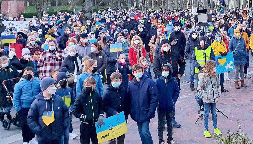 Mehr als 500 Teilnehmer waren nach offiziellen Angaben auf den Norder Marktplatz gekommen. Foto: Rebecca Kresse