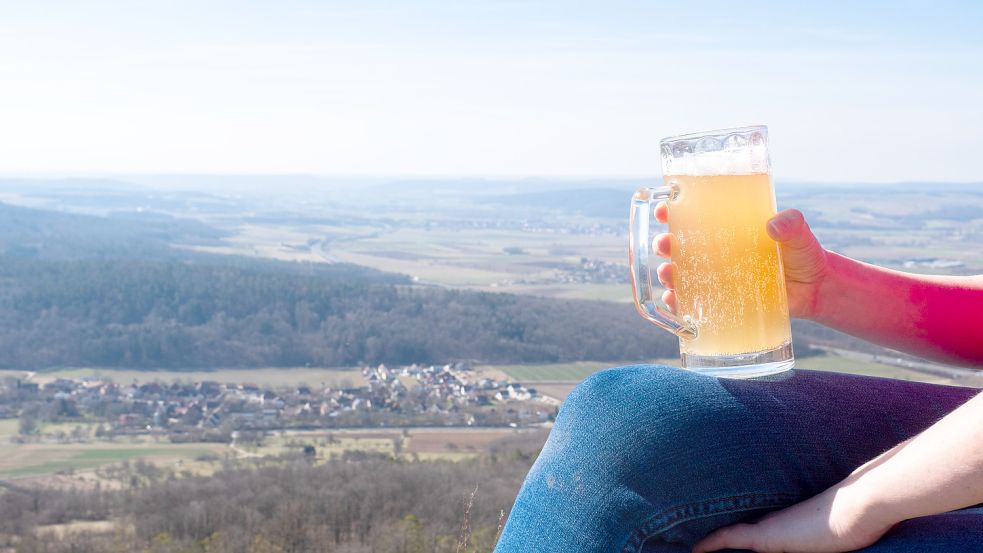 Viele Brauereien erhöhen schon aufgrund der pandemiebedingten Kostensteigerungen ihre Bierpreise. Der Ukraine-Krieg könnte für zusätzliche Kosten beim Verbraucher sorgen. Foto: dpa/Nicolas Armer