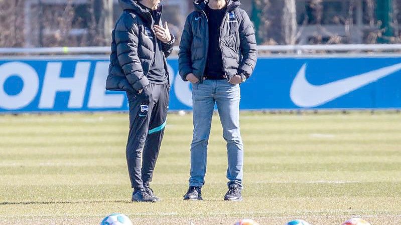 Herthas Geschäftsführer Fredi Bobic (r) hat Trainer Tayfun Korkut das Vertrauen entzogen. Foto: Andreas Gora/dpa