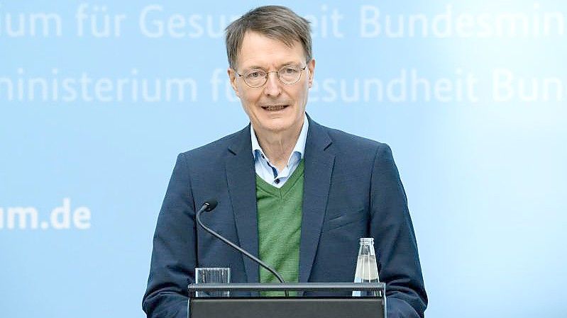 Bundesgesundheitsminister Karl Lauterbach (SPD) ruft angesichts der hohen Corona-Infektionszahlen erneut zum Impfen auf. Foto: Bernd von Jutrczenka/dpa