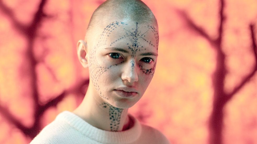 Auch sie trägt ihren Schmerz nach aussen: Indira (Zoë Valks), eine Muse der exzentrischen Künstlerin Kyomi. Foto: ARD Degeto/SRF/Sava Hlavacek
