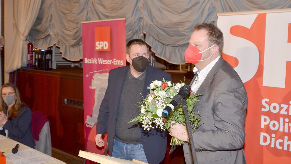 Matthias Arends (SPD, rechts) geht am 9. Oktober bei der Landtagswahl erneut für die SPD ins Rennen. Florian Eiben, der die Delegiertenkonferenz am Sonnabend leitete, überreichte ihm einen Blumenstrauß. Fotos: Hillebrand