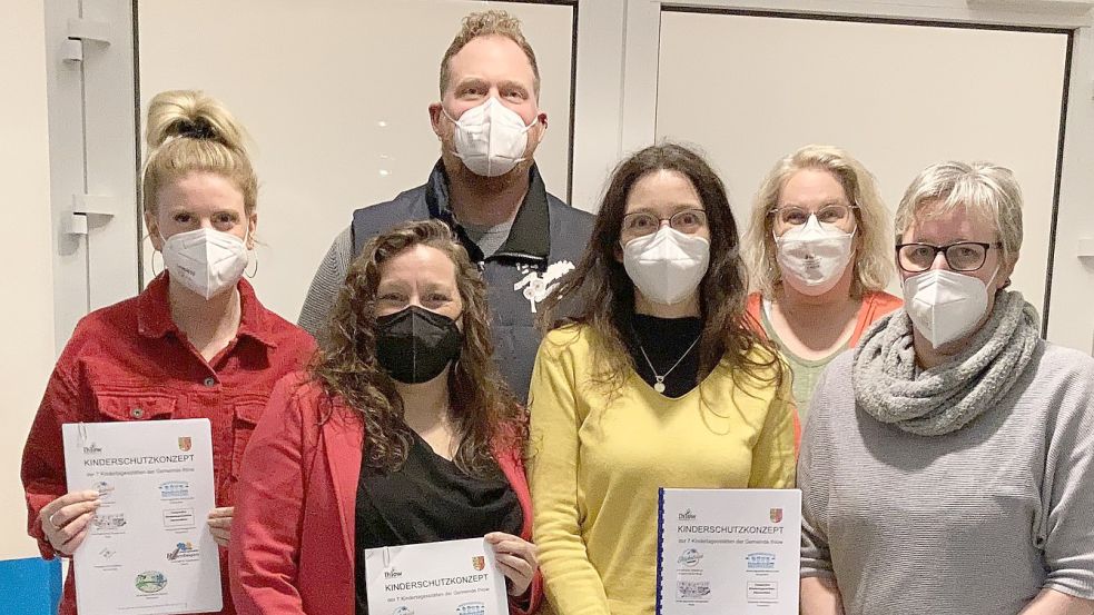 Die Leitungen der Kitas in Ihlow, Dalina Martens (Westerende, von links), Melanie Wiegmann (Ihlowerfehn), Mirco Christoffers (Simonswolde), Tanja Schug-Hinrichs (Weene), Petra Saathoff (Riepe) und Sonja Ubben (Ihlowerfehn) haben ein neues Kinderschutzkonzept erarbeitet. Foto: Imke Cirksena