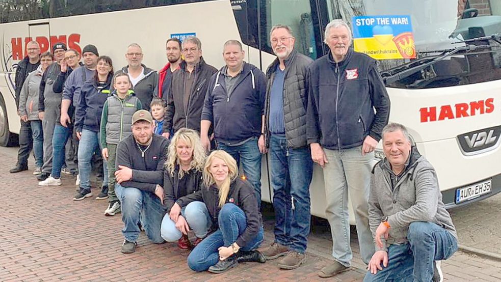 Zahlreiche Südbrookmerlander packten am Sonnabend beim Beladen des Busses an. Foto: privat