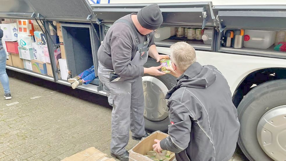Geladen wurden unter anderem Lebensmittelkonserven. Foto: privat