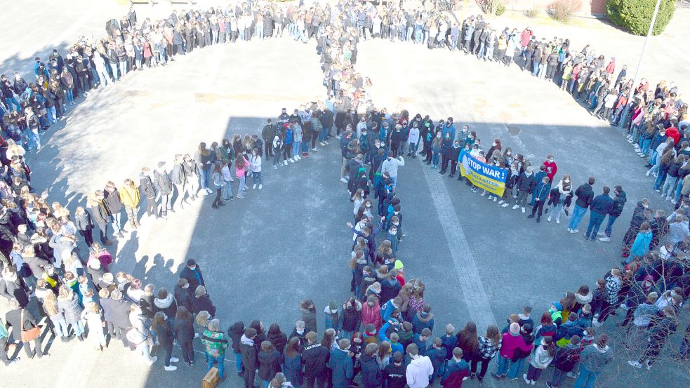 Auf dem Schulhof der KGS Wiesmoor setzten die Schüler ein Zeichen für den Frieden. Foto: privat