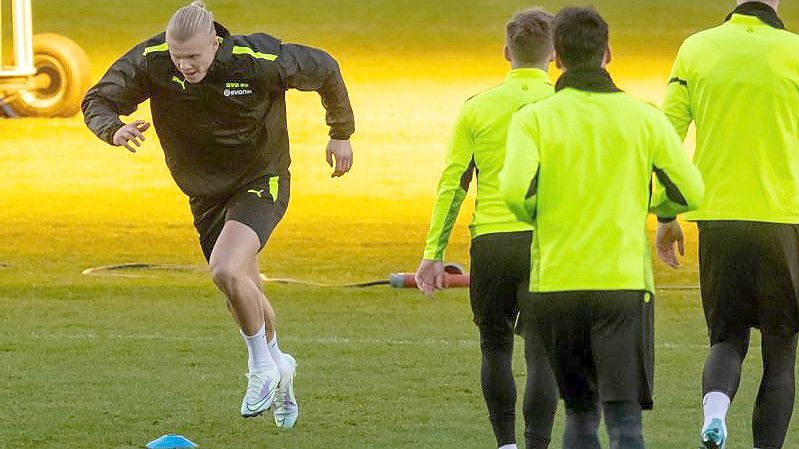 Steht wieder im Kader des BVB: Top-Stürmer Erling Haaland (l). Foto: Bernd Thissen/dpa