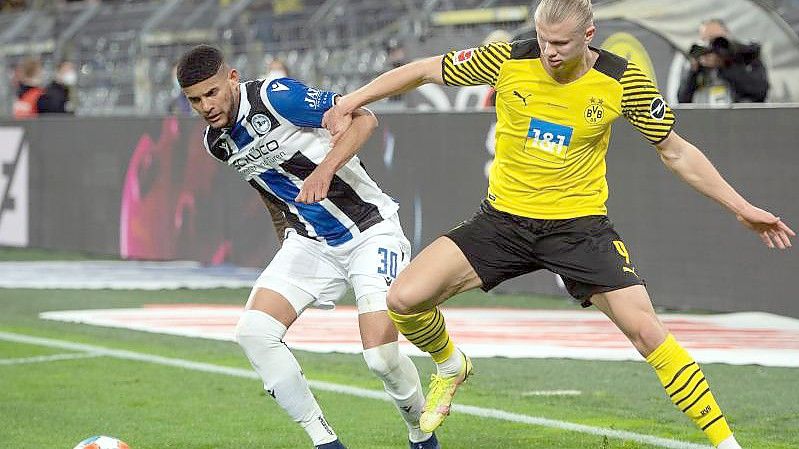 Erling Haaland (r) konnte nach siebenwöchiger Zwangspause wieder für den BVB auflaufen. Foto: Bernd Thissen/dpa