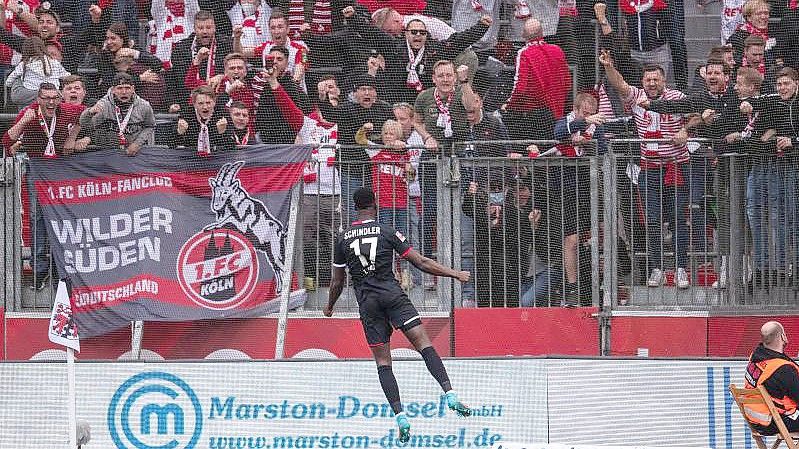 Siegtorschütze Kingsley Schindler lässt sich von den Kölner Fans feiern. Foto: Marius Becker/dpa