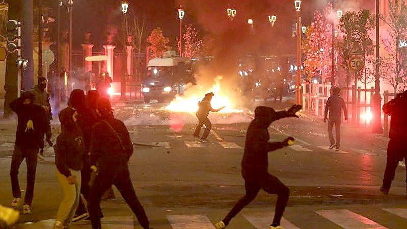 Auf Korsika kommt es seit mehreren Tagen zu Demonstrationen und Ausschreitungen, nachdem der korsische Separatist Yvan Colonna im Gefängnis im südfranzösischen Arles von einem Mitgefangenen angegriffen und lebensgefährlich verletzt worden war. Foto: Pascal Pochard-Casabianca/AFP/dpa/Archiv