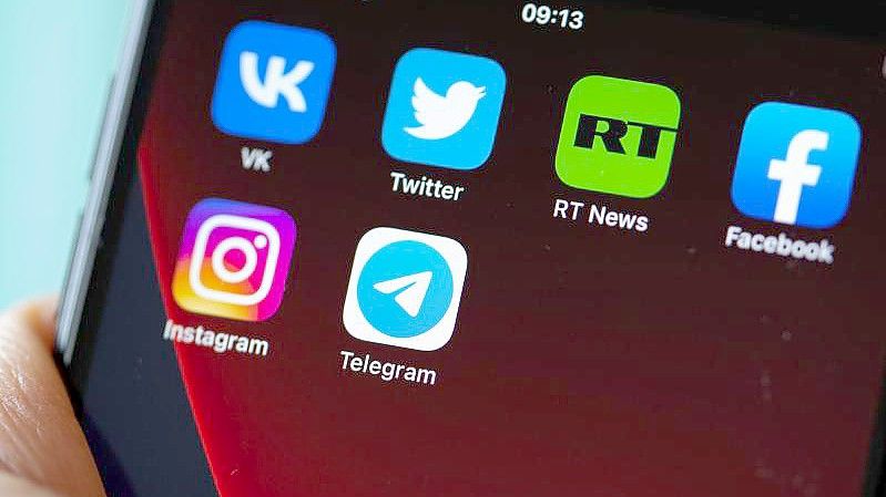 Auf dem Bildschirm eines Smartphones sind die Logos der Apps VKontakte (oben l-r), Twitter, RT News, Facebook, Instagram (unten l-r) und Telegram zu sehen. Foto: Fernando Gutierrez-Juarez/dpa-Zentralbild/dpa