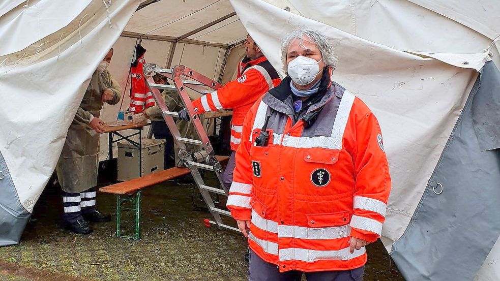 Johanna Fokken vom DRK vor den aufgebauten Zelten. Fotos: Rebecca Kresse