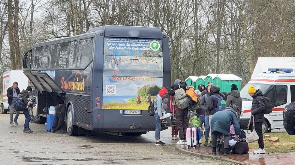 Ein Bus mit Flüchtlingen aus der Ukraine ist am Montagmittag in Utlandshörn angekommen. Foto: Rebecca Kresse