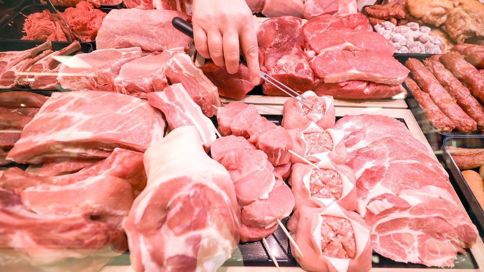 Die Zeiten günstiger Fleischpreise scheinen vorerst vorbei. In der Folge des Ukraine-Krieges sind die Produktionskosten deutlich gestiegen. Das wird sich bald wohl auch im Supermarkt bemerkbar machen. Foto: dpa-Zentralbild