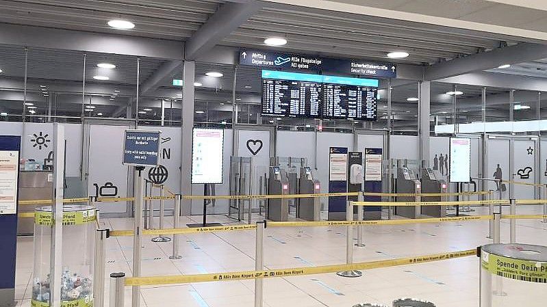 Kurz nach Streikbeginn ist der Bereich vor der geschlossenen Sicherheitskontrolle am Flughafen Köln/Bonn verwaist. Foto: Özay Tarim/Verdi/dpa