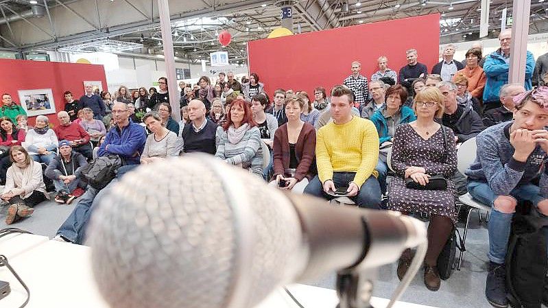 Lesung auf der Leipziger Buchmesse 2018. In diesem Jahr soll es trotz der Absage etliche Veranstaltungen geben. Foto: Sebastian Willnow/dpa-Zentralbild/dpa