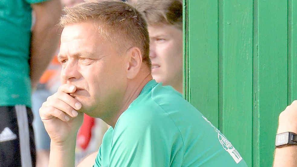 Seit 2005 ist Sven Bünting Trainer des SV Wallinghausen. Zum Ende der Saison stellt er sein Amt zur Verfügung. Sein größter Erfolg war der Aufstieg in die Bezirksliga. Fotos: Bernd Wolfenberg