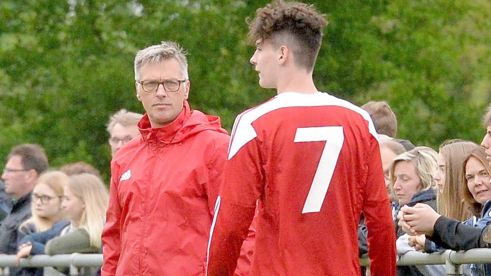 Zukünftig wird Ewald Mühlenbrock (links) den SVW trainieren. Er hat zuvor die A-Junioren des SV Großefehn betreut.