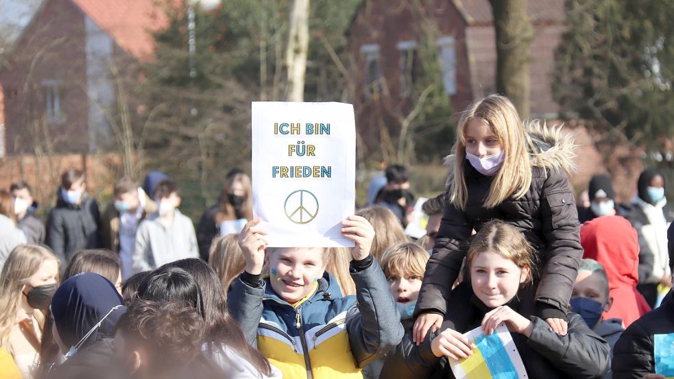 Schüler an der Realschule in Aurich setzen ein Zeichen für Frieden in der Ukraine. Der Aktionstag hat viel zum Verständnis füreinander beigetragen, so Schulleiterin Kathrin Peters. Foto: Heino Hermanns
