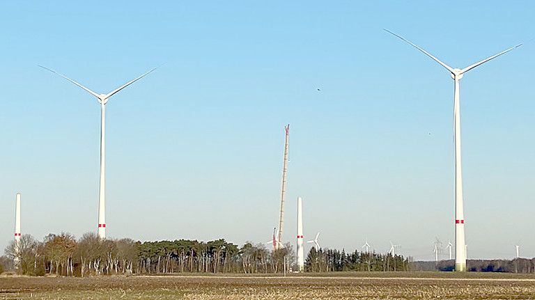 Vier Enercon-Anlagen sind derzeit in Ebersdorf im Kreis Rotenburg/Wümme im Aufbau. Foto: Enercon