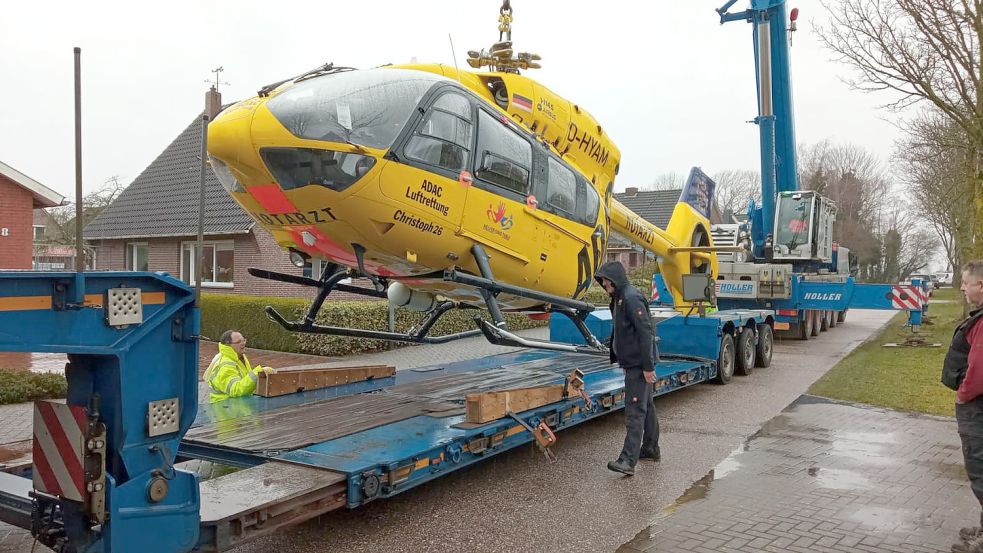 Mit einem Kran wurde der Hubschrauber auf einen Tieflader gehoben. Foto: Romuald Banik