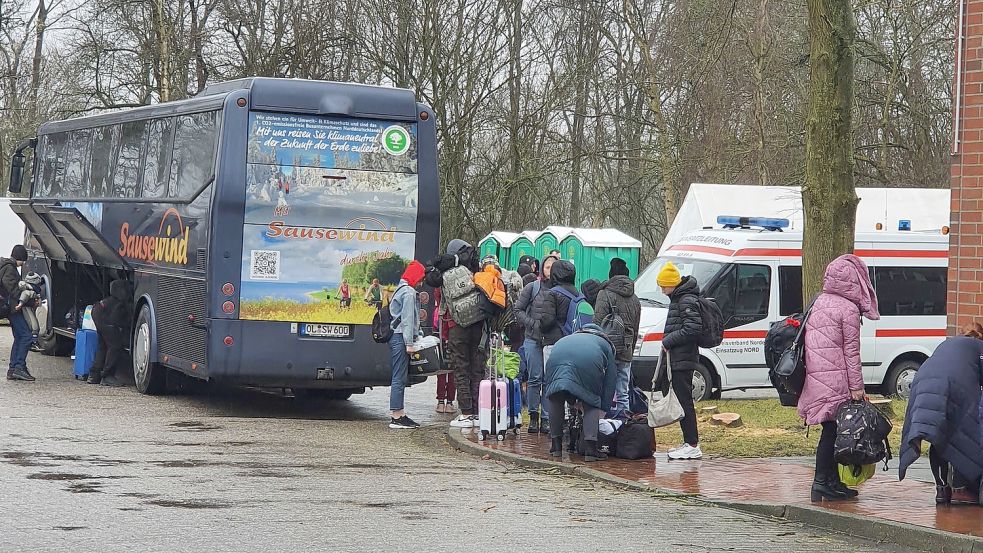 Montagmittag kamen die ersten Flüchtlinge des Ukraine-Kriegs in Utlandshörn an. Foto: Rebecca Kresse