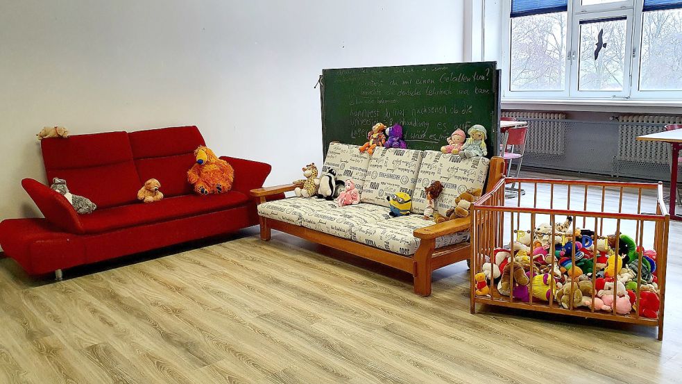 In einem Spielzimmer, den die Kreisvolkshochschule für Kinder eingerichtet hat, warten schon zahlreiche Kuscheltiere auf neue Besitzer.Foto: Rebecca Kresse