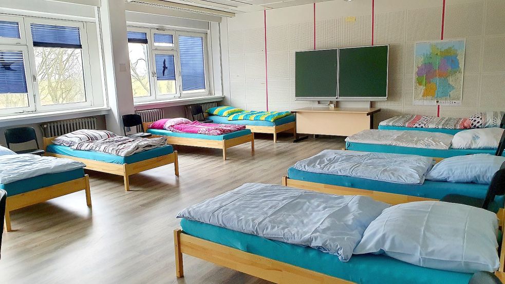 Selbst in den etwas größeren Räumen der Gemeinschaftsunterkunft stehen richtige Betten mit bunten Bezügen. Foto: Rebecca Kresse