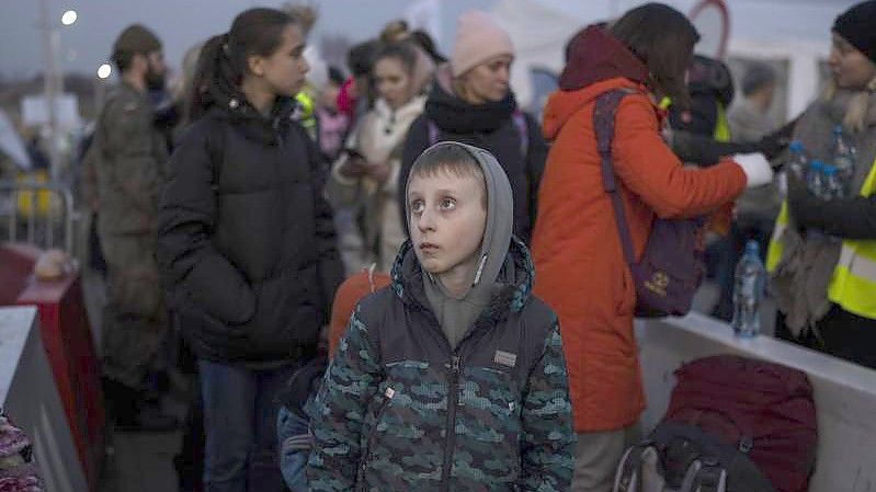 Flüchtlinge aus der Ukraine sind am Grenzübergagang im polnischen Medyka angekommen. Foto: Petros Giannakouris/AP/dpa