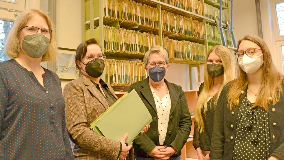 Sie bearbeiten Grundbuchakten künftig elektronisch (von links): Nicole Schmermbeck-Kotikambe, Christina Peters, Thea Bohlen, Carina Weirauch und Julia Siefken vom Amtsgericht Aurich. Foto: Aiko Recke
