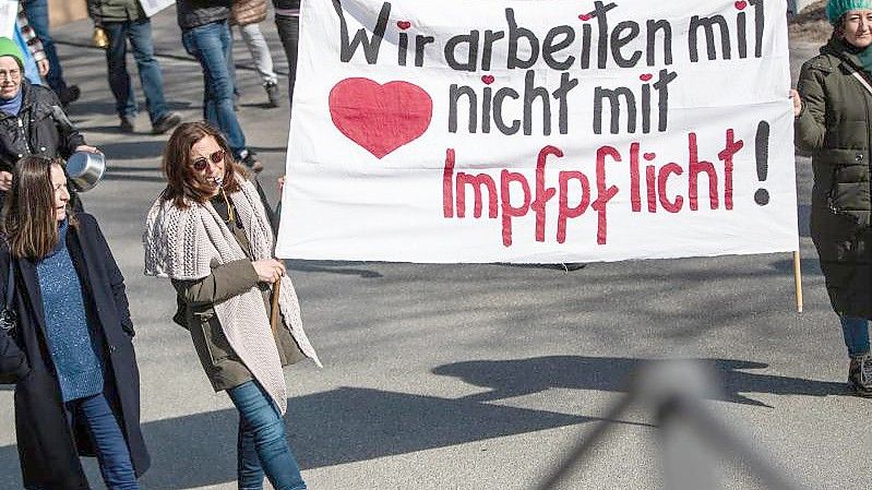 Menschen demonstrieren im baden-württembergischen Crailsheim gegen die Corona-Maßnahmen der Bundesregierung. Foto: Christoph Schmidt/dpa
