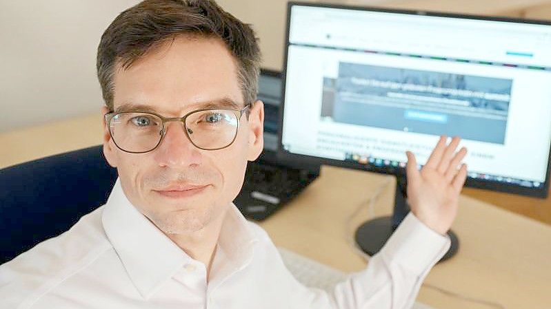 Dieter Abstein leitet das Dezernat 3.1 – Wirtschaftskriminalität beim Polizeipräsidium Karlsruhe. Foto: Uli Deck/dpa