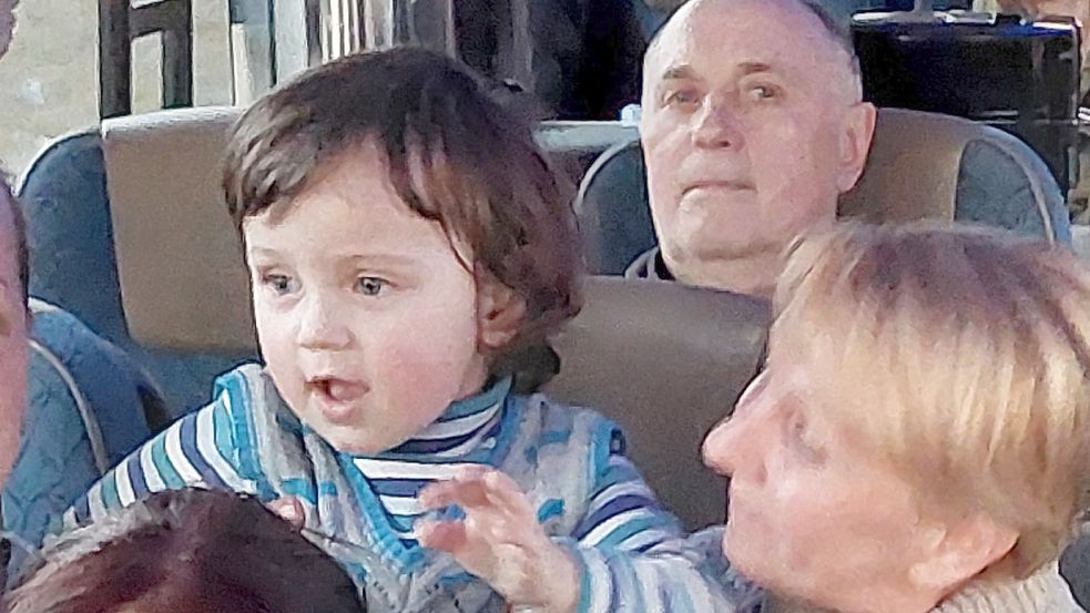 Ukrainische Geflüchtete sitzen in einem Reisebus. Sie sind auf dem Weg nach Hannover-Laatzen. Ob sie danach nach Ostfriesland kommen, ist noch offen. Foto: Harald Harms
