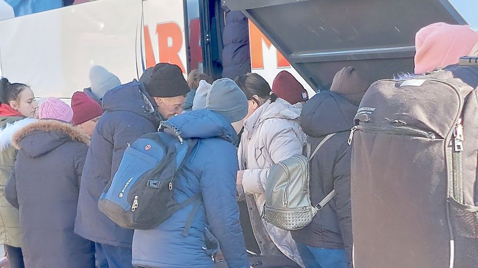 Beim Einsteigen herrschte vor dem Bus Gedränge. Foto: Harald Harms