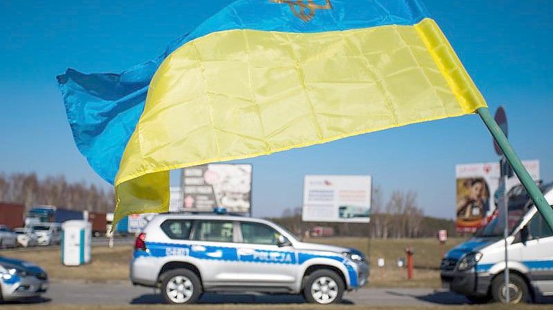 Eine ukrainische Landesfahne ist am polnisch-belarussischen Grenzübergang Koroszczyn zu sehen. Foto: Bartlomiej Wojtowicz/PAP/dpa