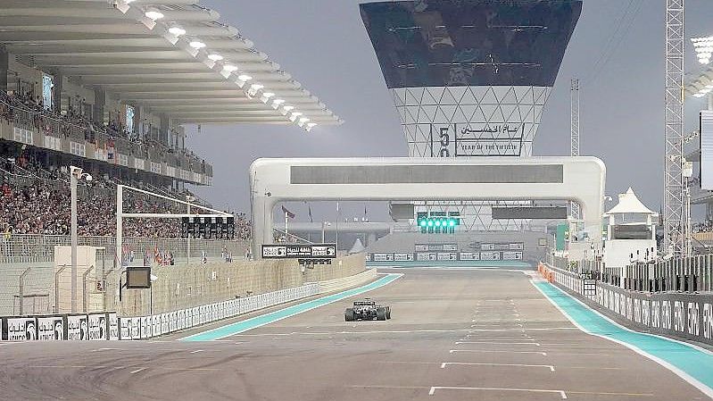 Mercedes-Pilot Lewis Hamilton steuert den Formel-1-Boliden über den Kurs von Abu Dhabi. Foto: Hasan Bratic/dpa