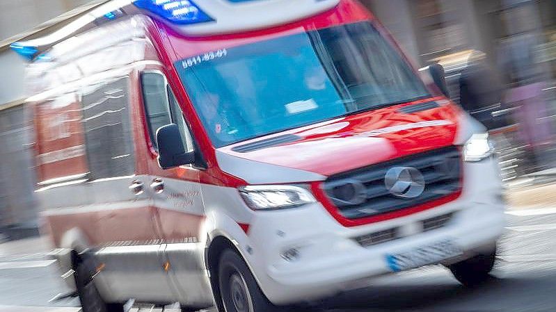 In Niedersachsen brachte eine Frau ihr Baby nach einer Autopanne im Rettungswagen zur Welt (Symbolbild). Foto: Jens Büttner/dpa-Zentralbild/ZB/Symbolbild