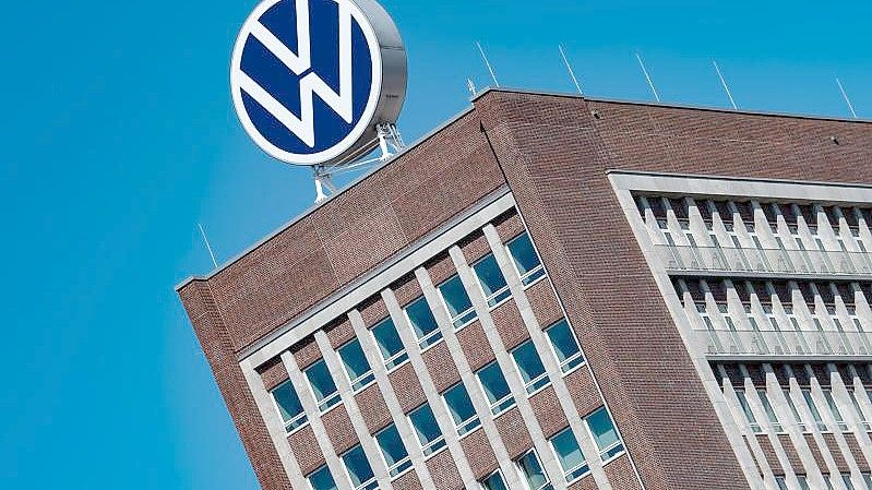 Das Logo von Volkswagen ist auf dem Dach des Markenhochhauses in Wolfsburg: Der Konzern will ein weiteres Werk zur Herstellung von Batterien aufbauen. Foto: Swen Pförtner/dpa