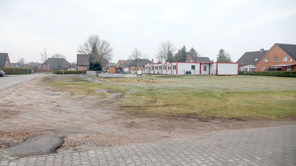 Zentral gelegen mit Einkaufsmöglichkeiten liegt die Brachfläche an der Von-Senden-Straße in Ihlowerfehn. Foto: Romuald Banik