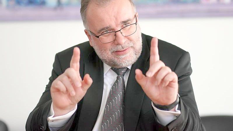 Siegfried Russwurm, Präsident des Bundesverbandes der Deutschen Industrie (BDI), fordert die Politik auf, für eine höhere Impfquote in der Bevölkerung zu sorgen. Foto: Jörg Carstensen/dpa